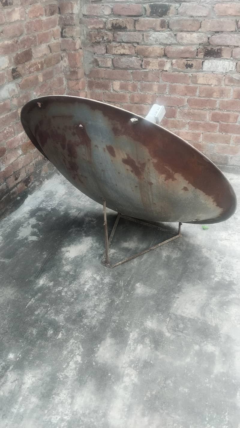 استعمال کی ہوئی ڈش اور اس کا ریسیور 1