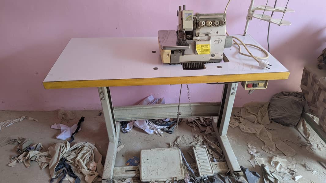 Sewing machine/overlock/peekO machine 0