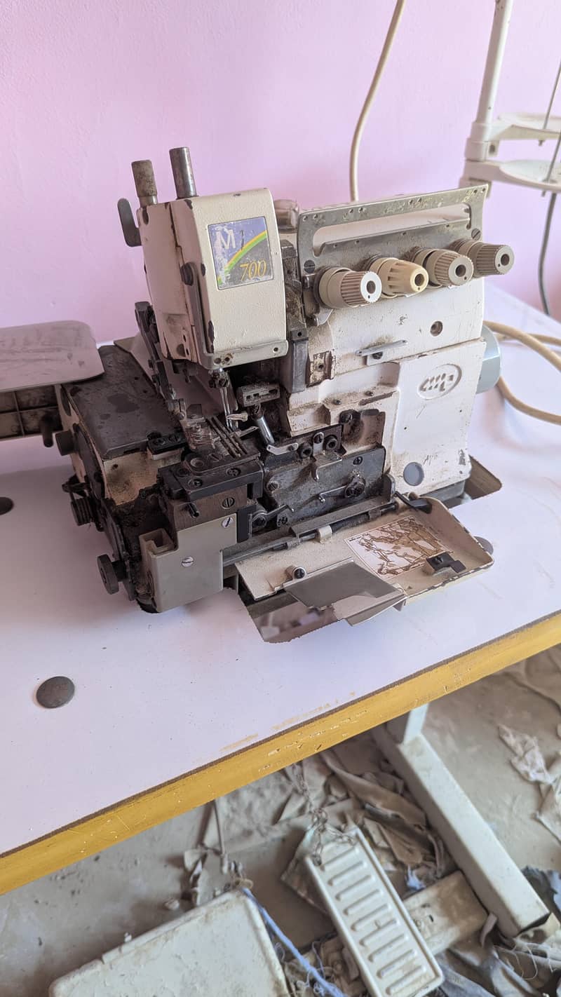 Sewing machine/overlock/peekO machine 4