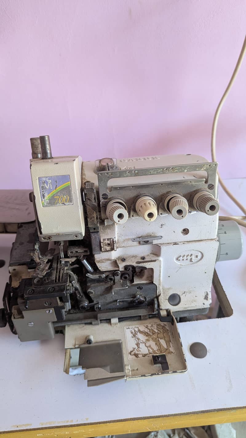 Sewing machine/overlock/peekO machine 5