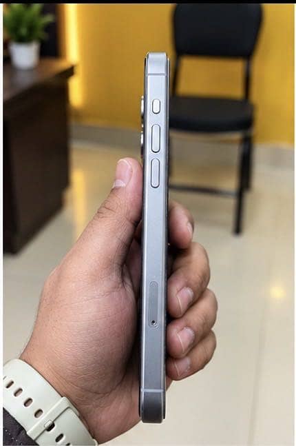 Apple iPhone 15 Pro Max 4