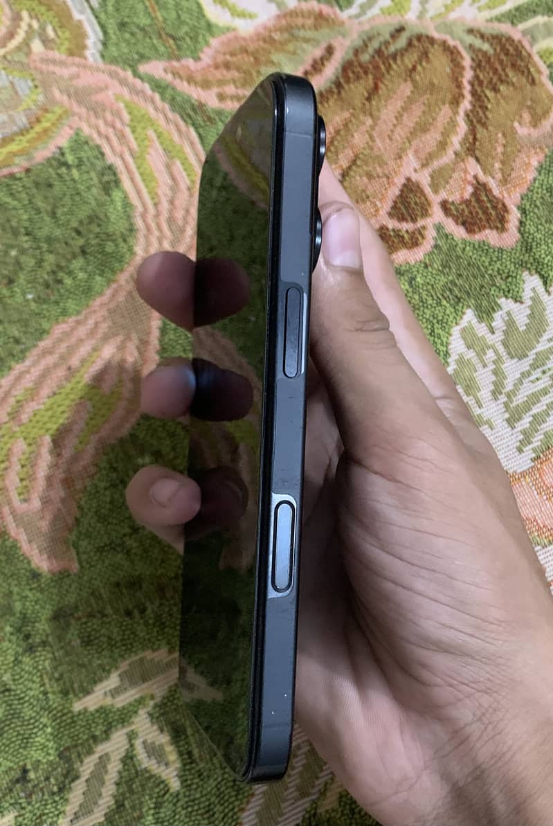 Apple iPhone 16 Pro 3