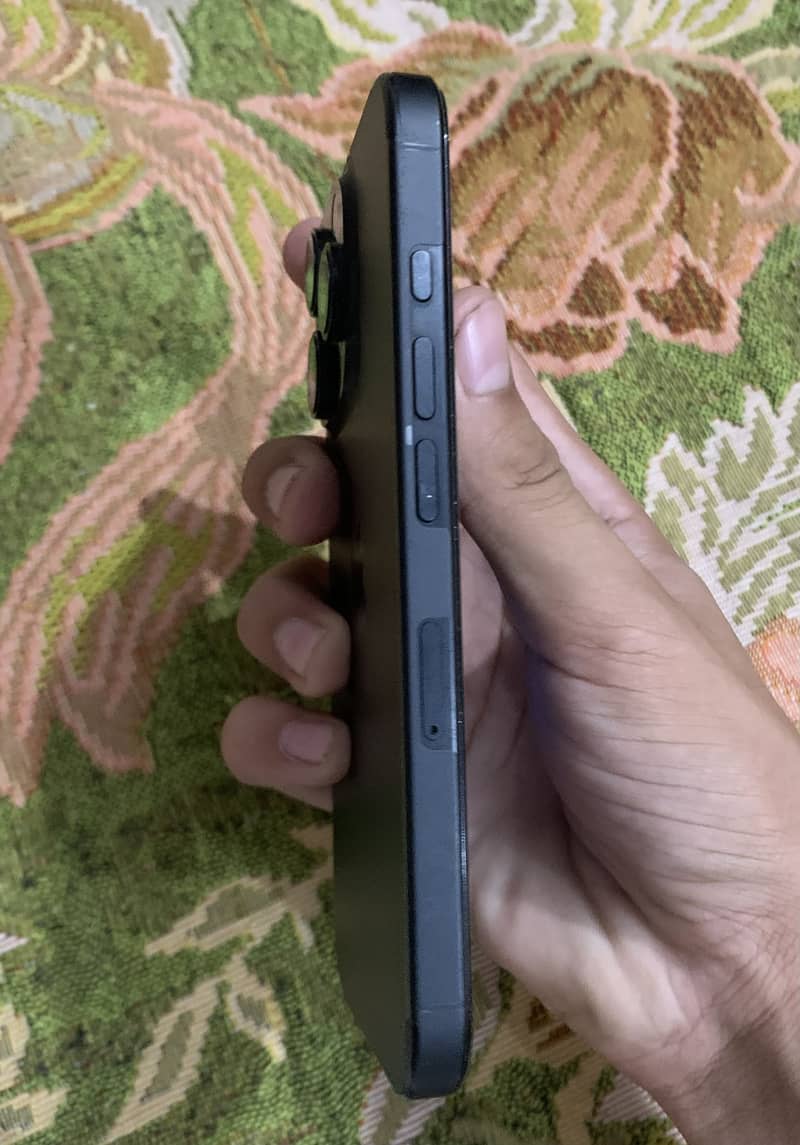 Apple iPhone 16 Pro 4