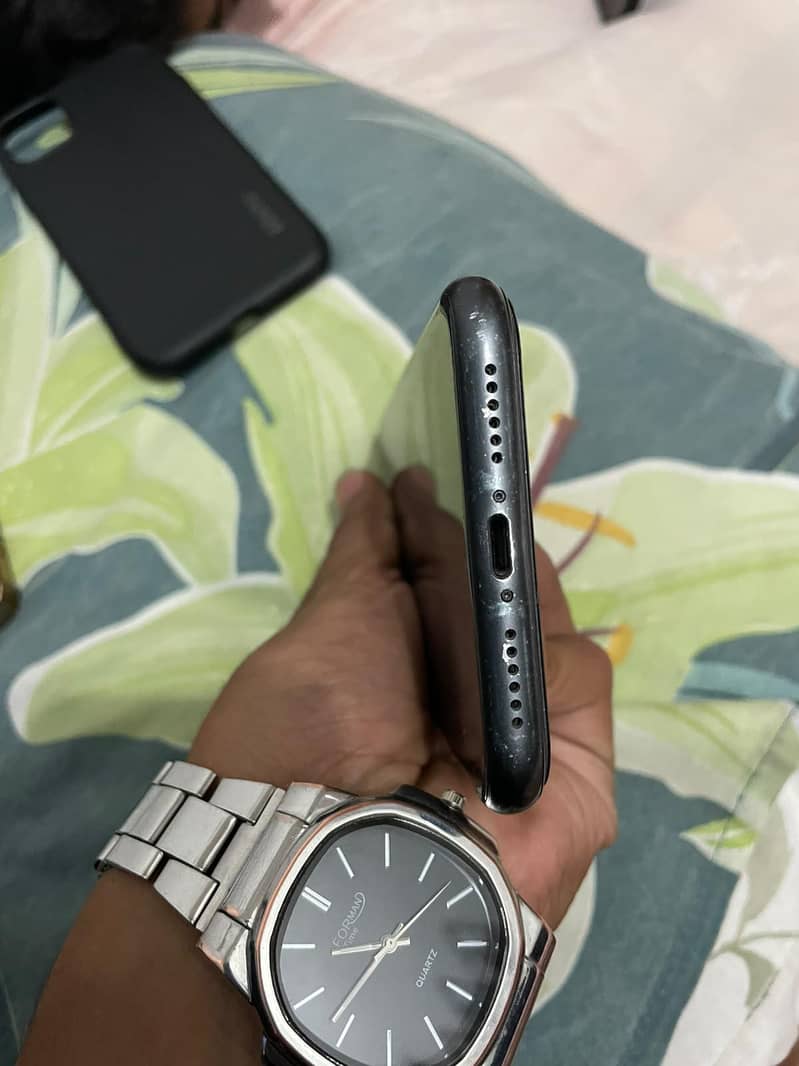 Apple iPhone 11 4