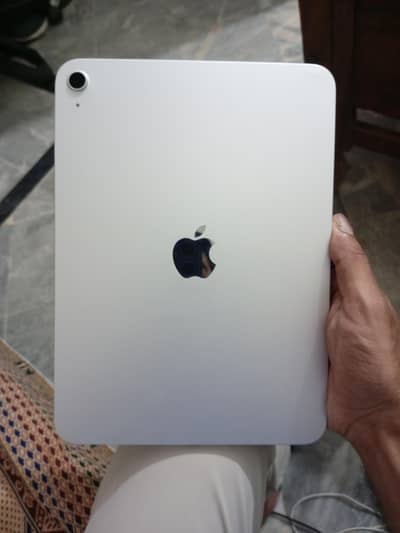 Selling my personal Apple Ipad 11th generation A16