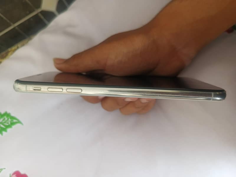Apple iPhone XS Max 4