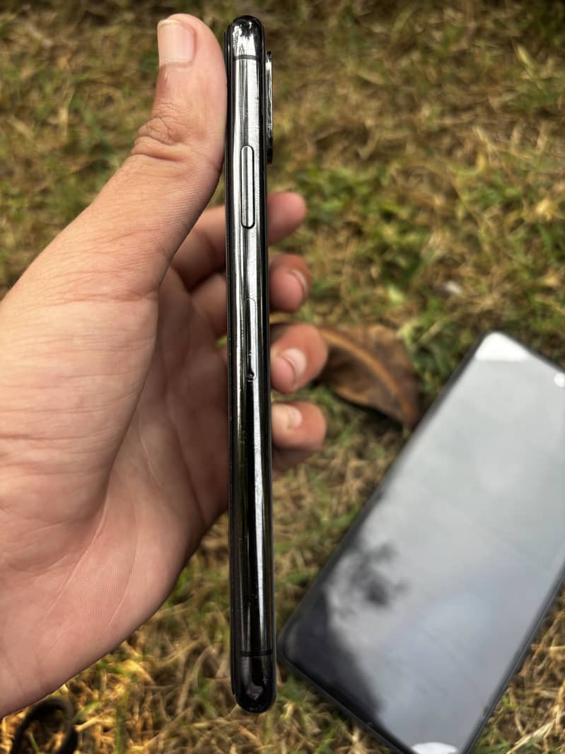 Apple iPhone XS 3