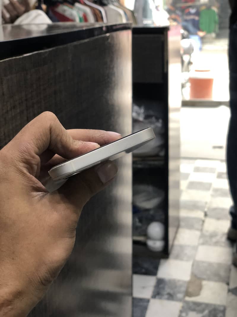 Apple iPhone 12 4