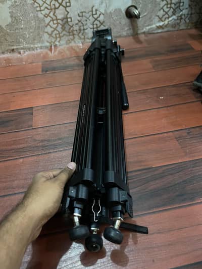 2 VT 2500 KINGJOY + 1 LIBECK II TRIPODS