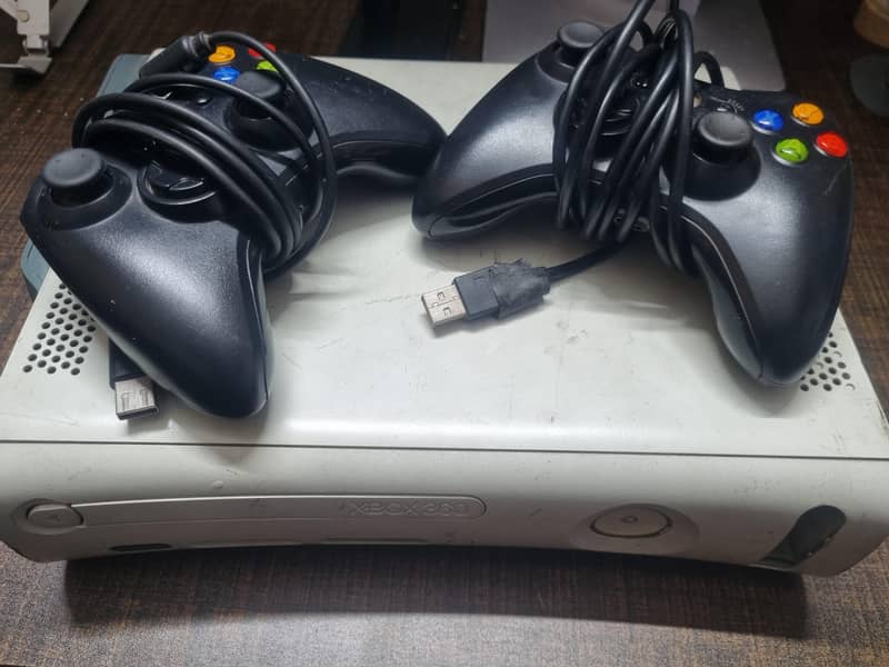 xbox 360 with 2 controllers 0