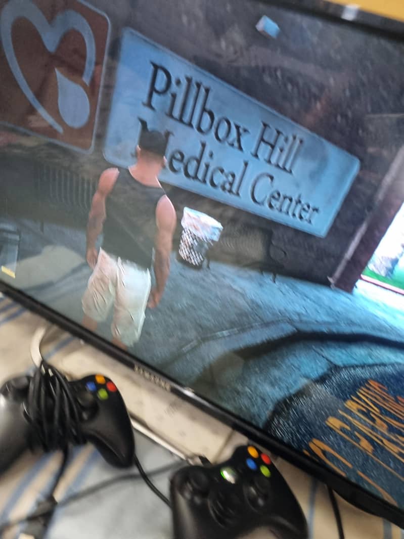 xbox 360 with 2 controllers 4