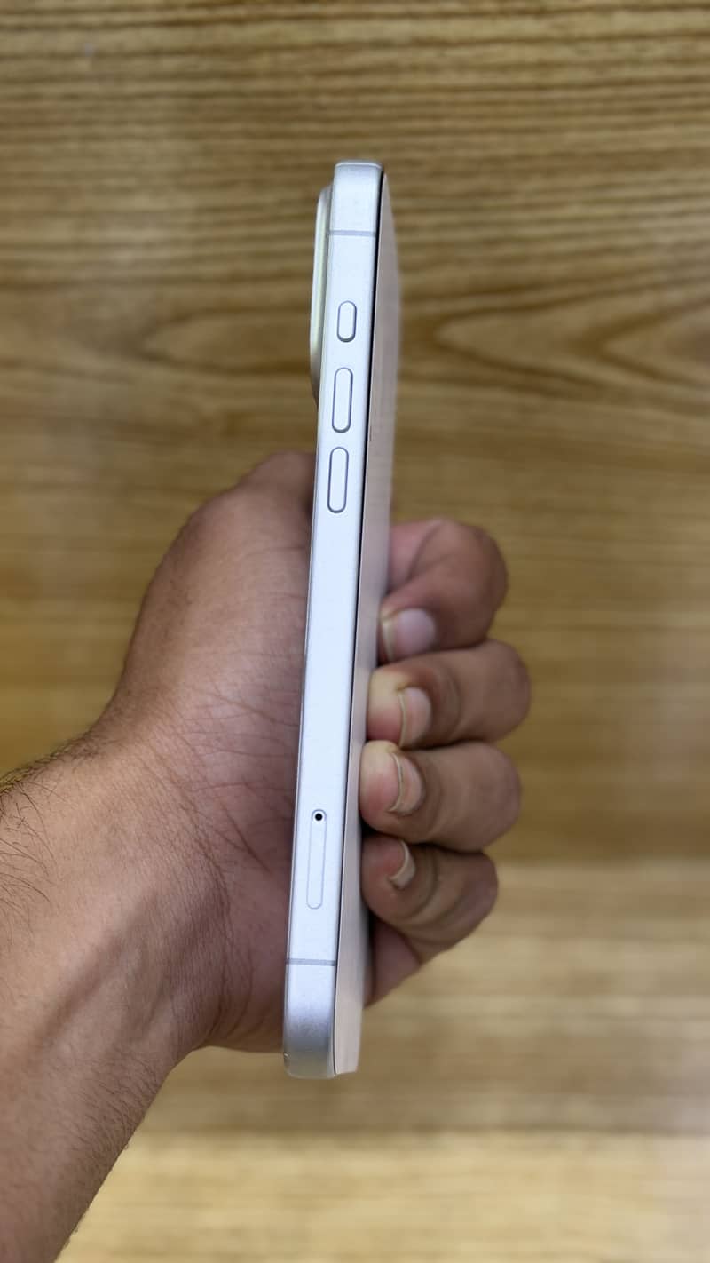 Apple iPhone 17 Pro Max 4