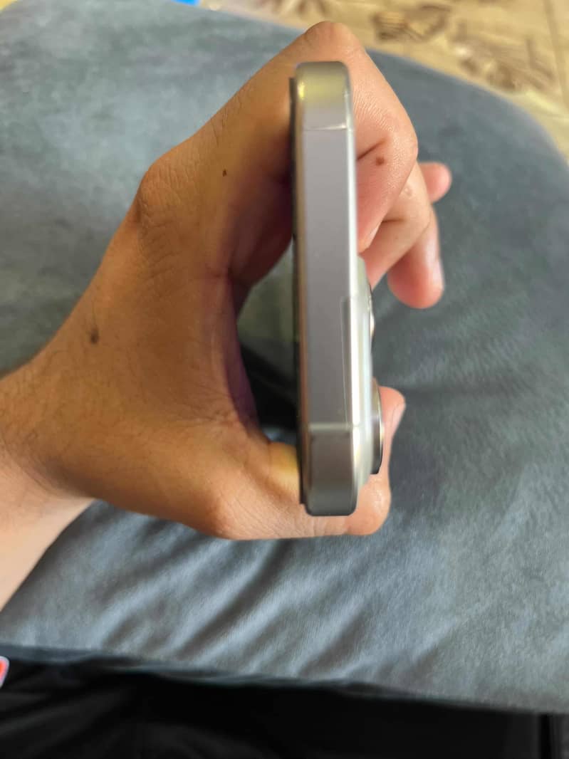 Apple iPhone 16 Pro 3