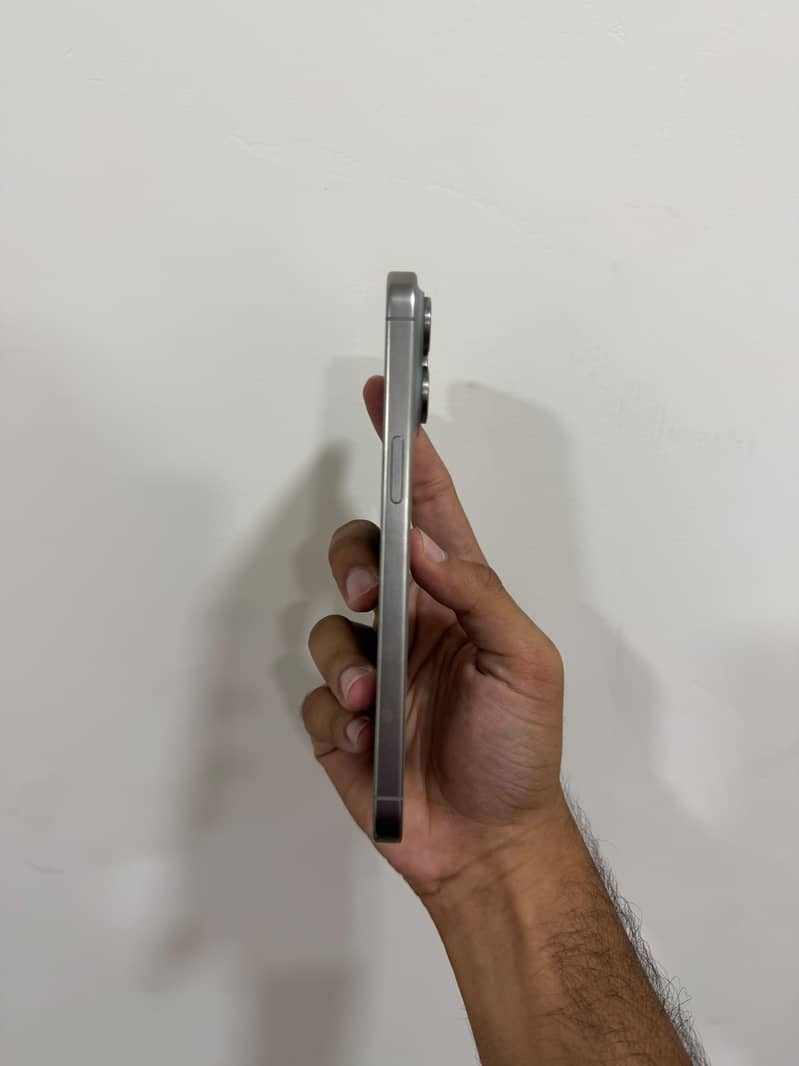 Apple iPhone 15 Pro Max 4