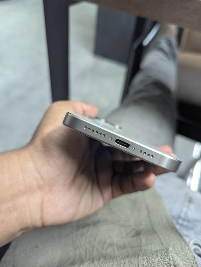 Apple iPhone 15 Pro Max 2