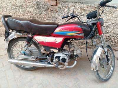 2021 model hai or 22 model ki number plat lagi hui hai