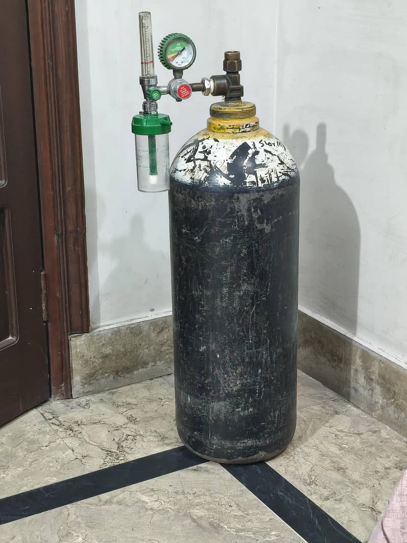 Oxygen Cylinder with Regulator 0