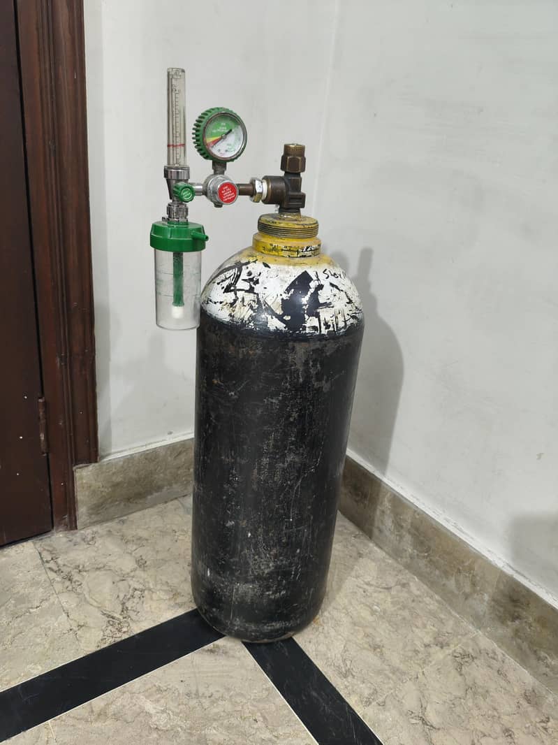 Oxygen Cylinder with Regulator 1