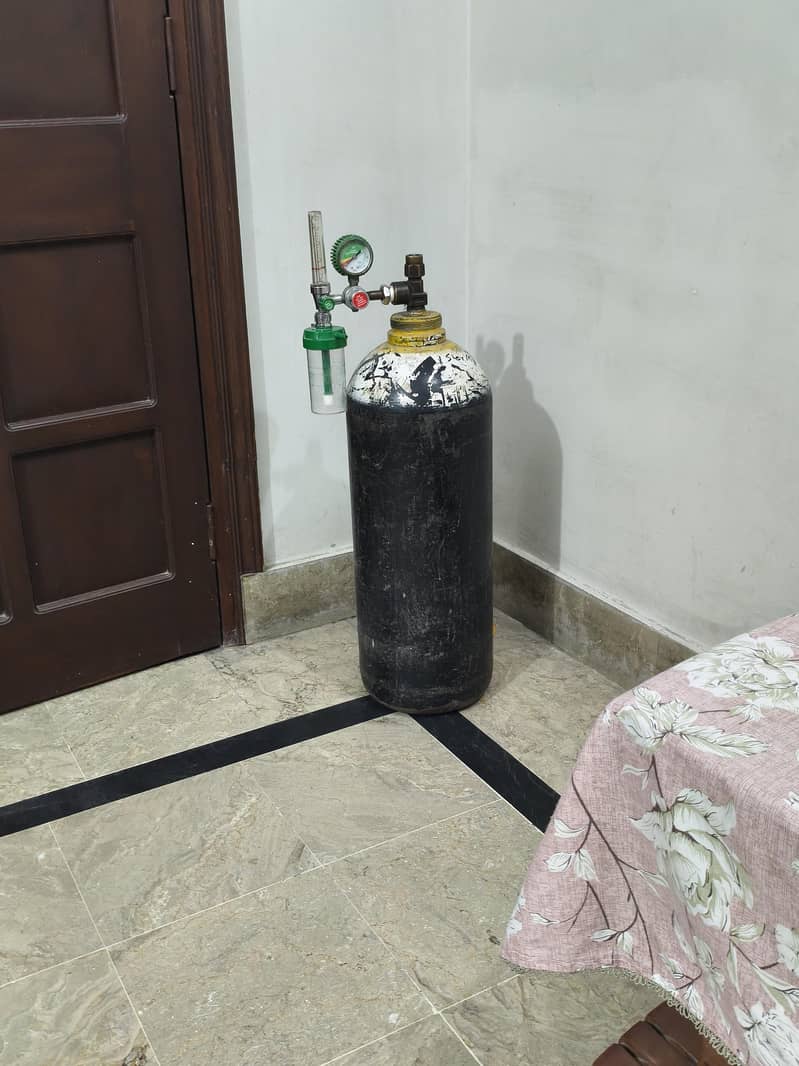 Oxygen Cylinder with Regulator 2