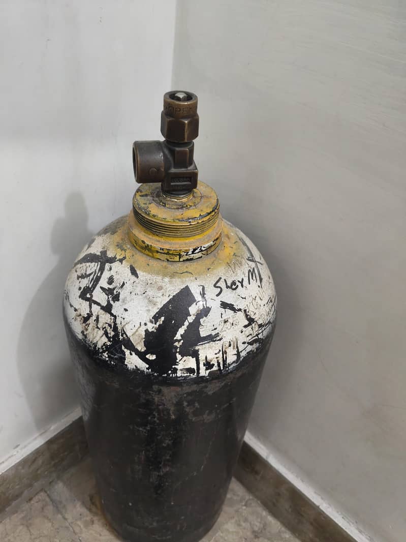 Oxygen Cylinder with Regulator 3