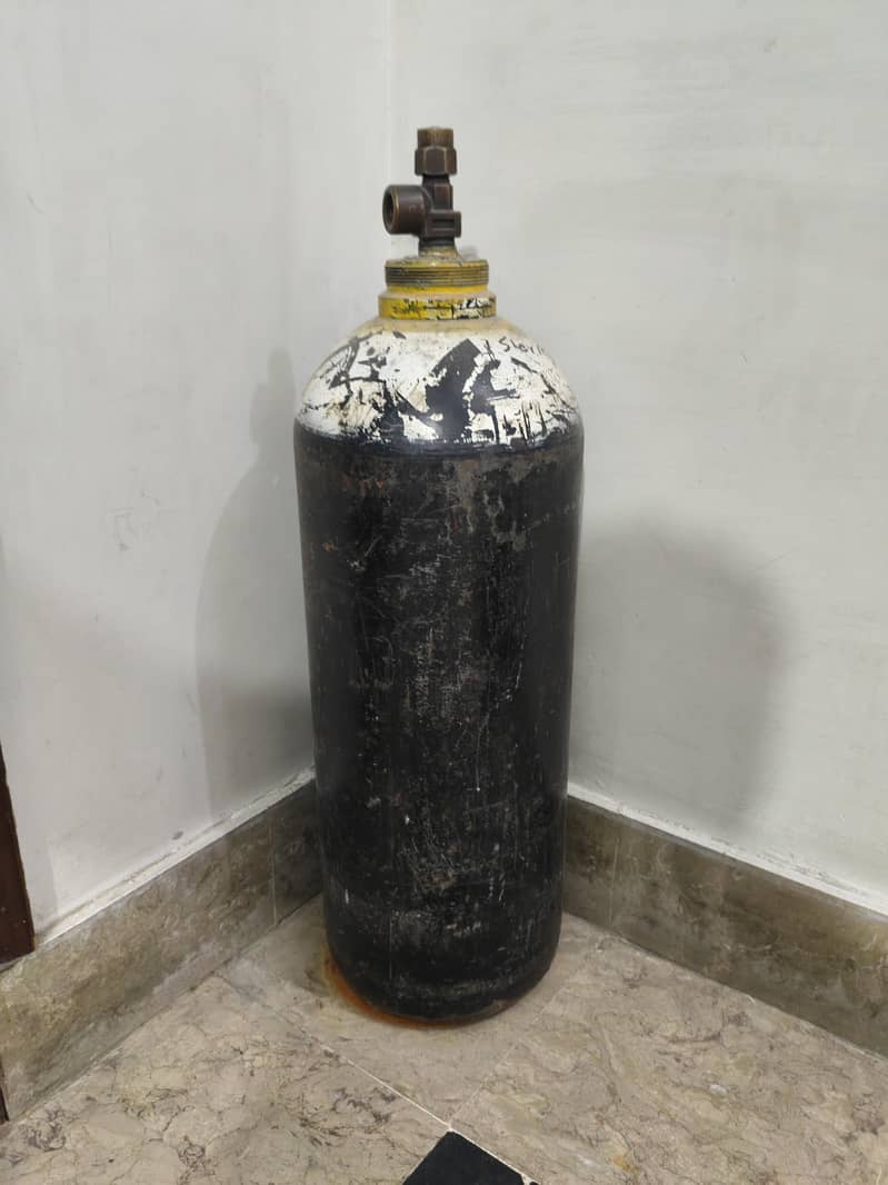 Oxygen Cylinder with Regulator 4