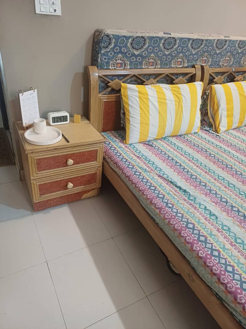 two single beds wirh dressing table 1