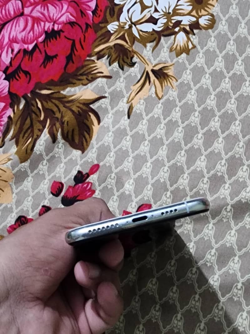 Apple iPhone XS Max 4