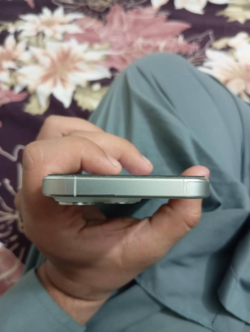 Apple iPhone 15 Pro 4