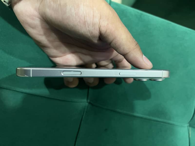 Apple iPhone 16 Pro Max 1