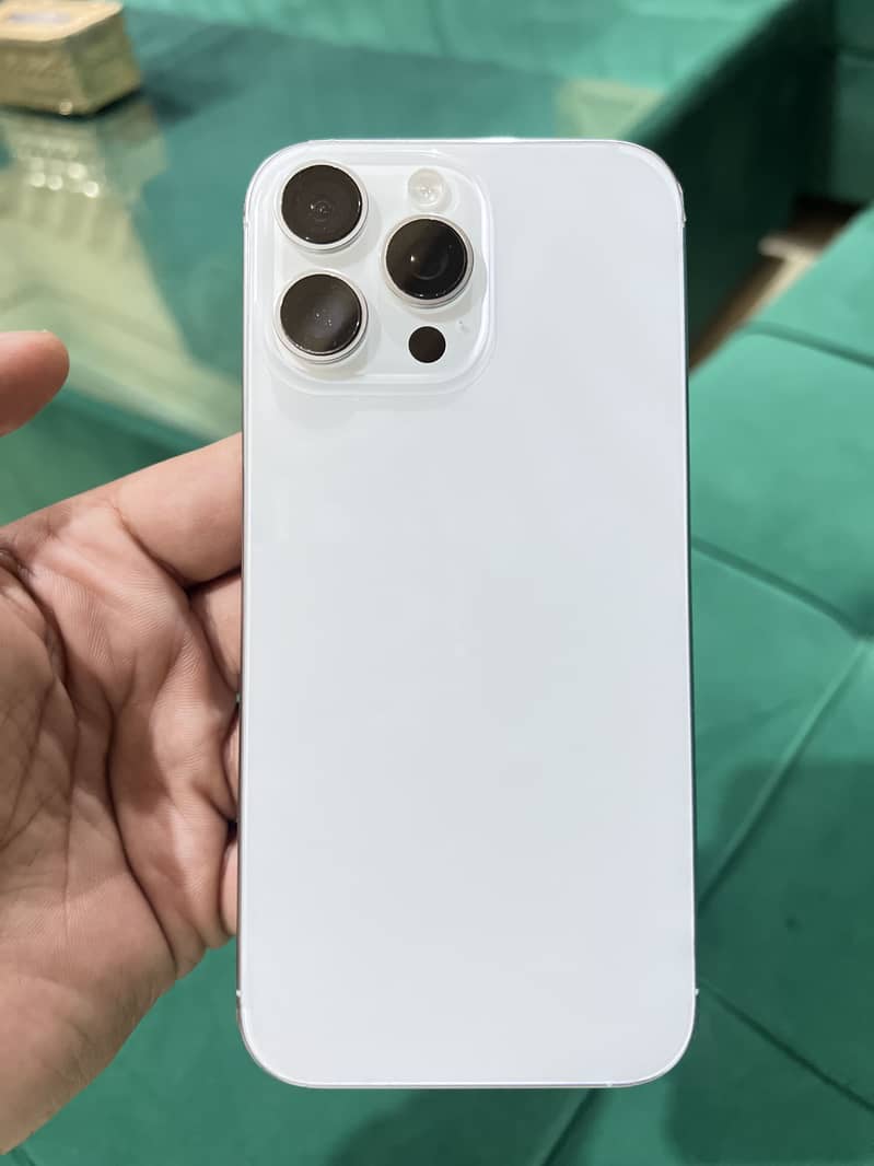 Apple iPhone 16 Pro Max 3
