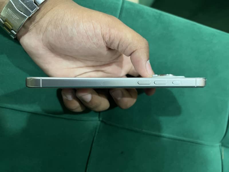 Apple iPhone 16 Pro Max 4
