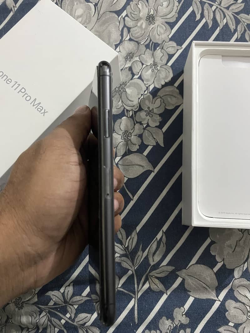 Apple iPhone 11 Pro Max 4