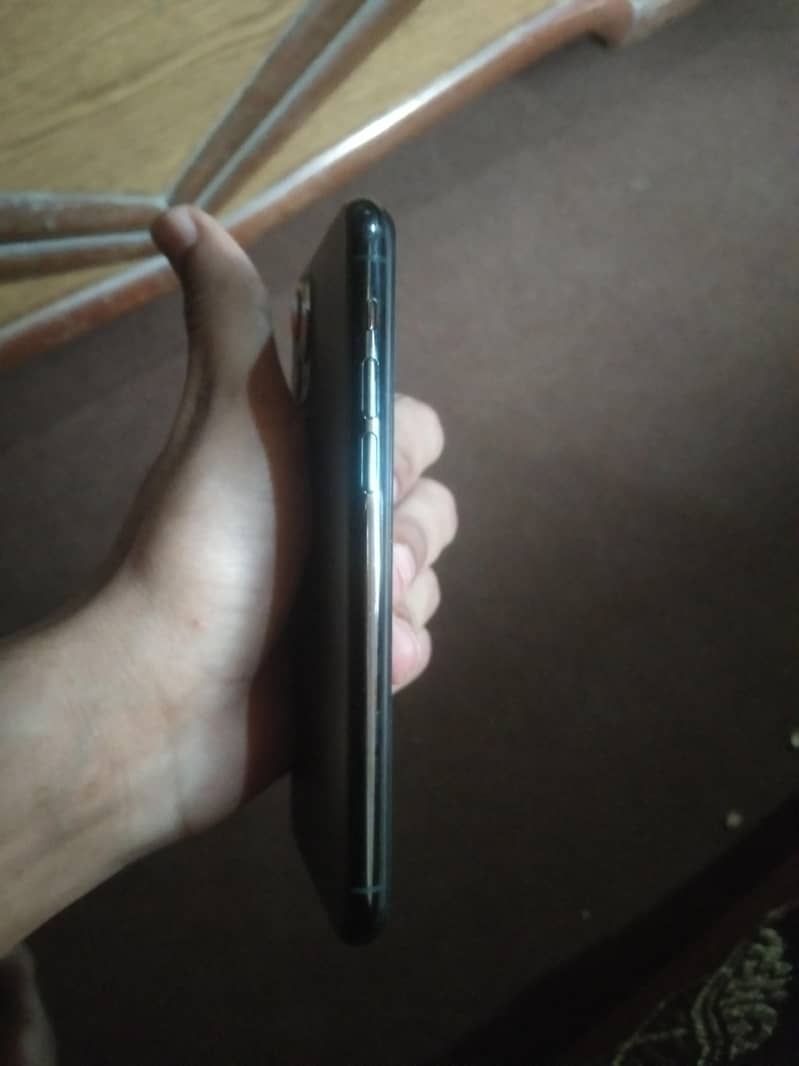 Apple iPhone 11 Pro 4