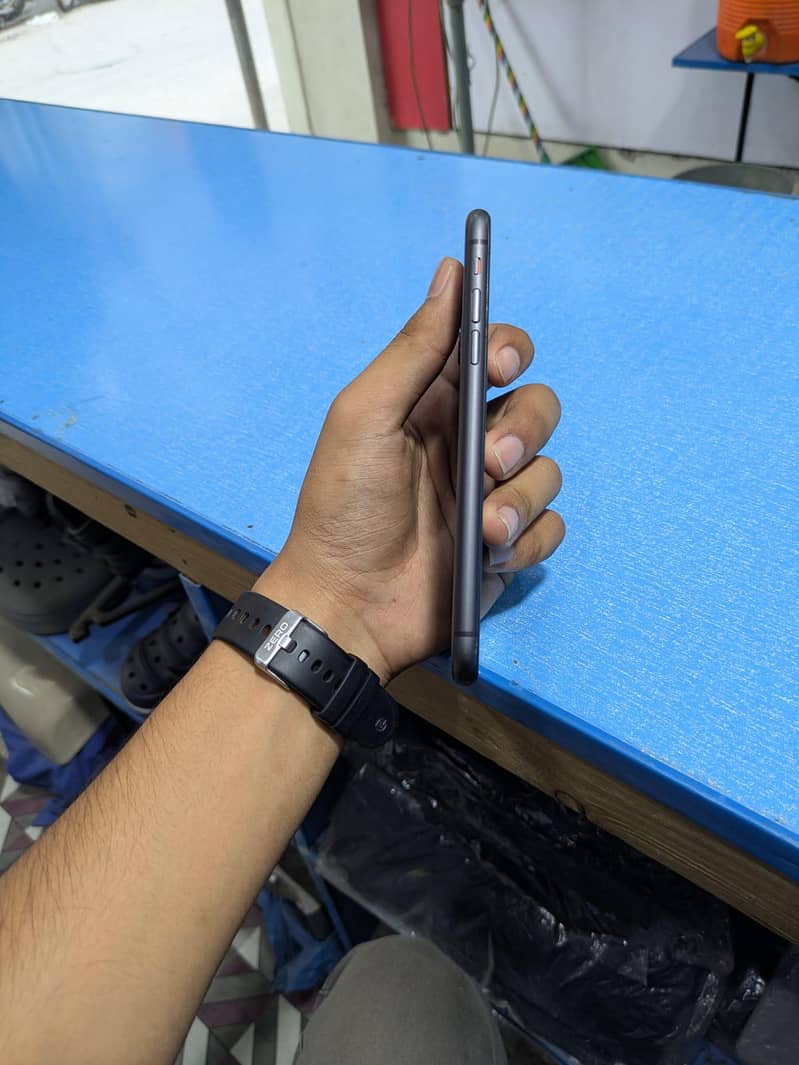 Apple iPhone 11 3
