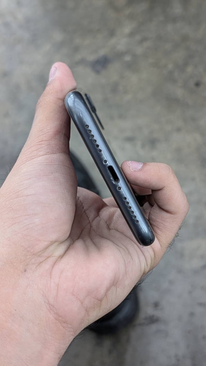 Apple iPhone 11 4