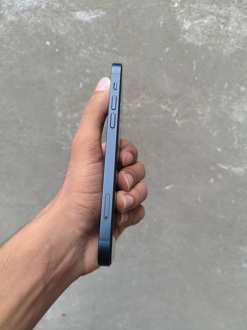 Apple iPhone 12 4