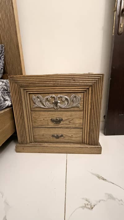 Bed and 2 side tables and dressing table