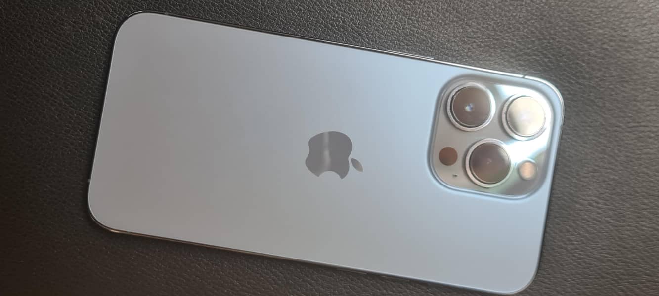 Apple iPhone 13 Pro. 4