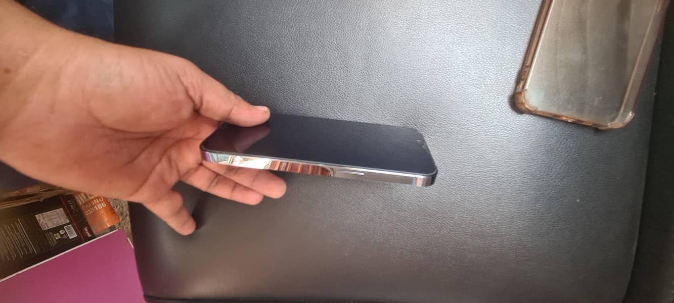 Apple iPhone 13 Pro. 6