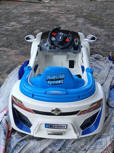 kids batery operated car almost new