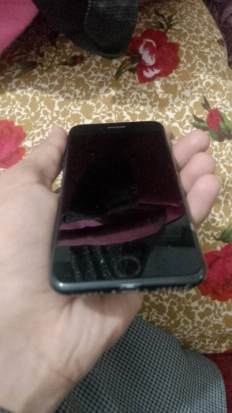 Apple iPhone 7 0
