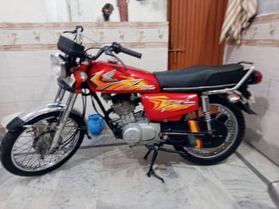 Honda 125 اچھی کنڈیشن میں ہے اورنجنل مکمل کاغذات ہیں بائی میٹرک موجود