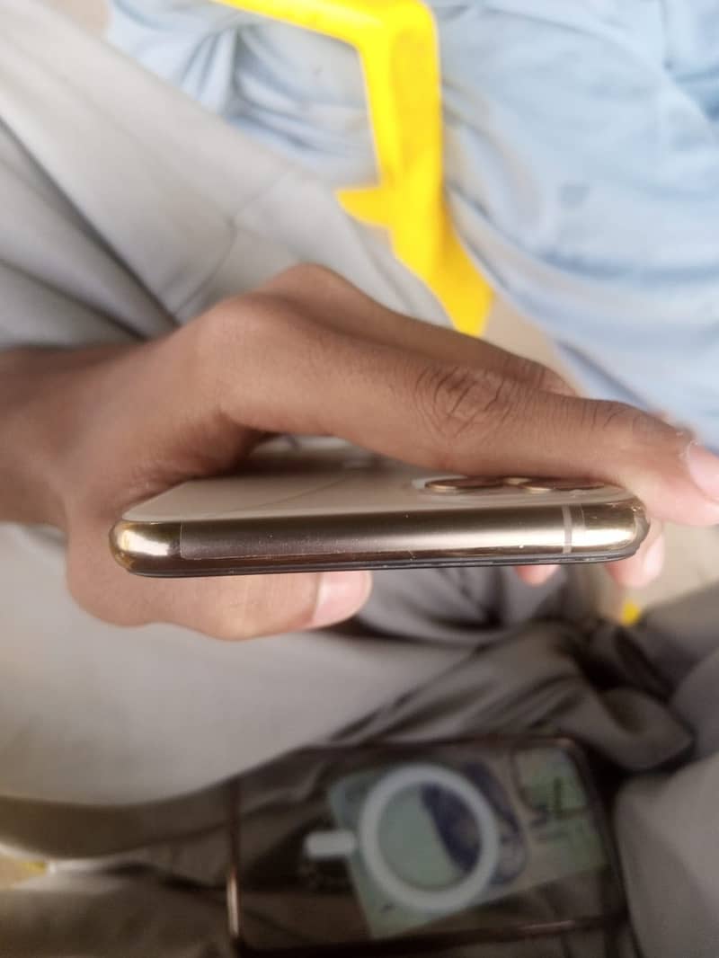 Apple iPhone 11 Pro Max 4