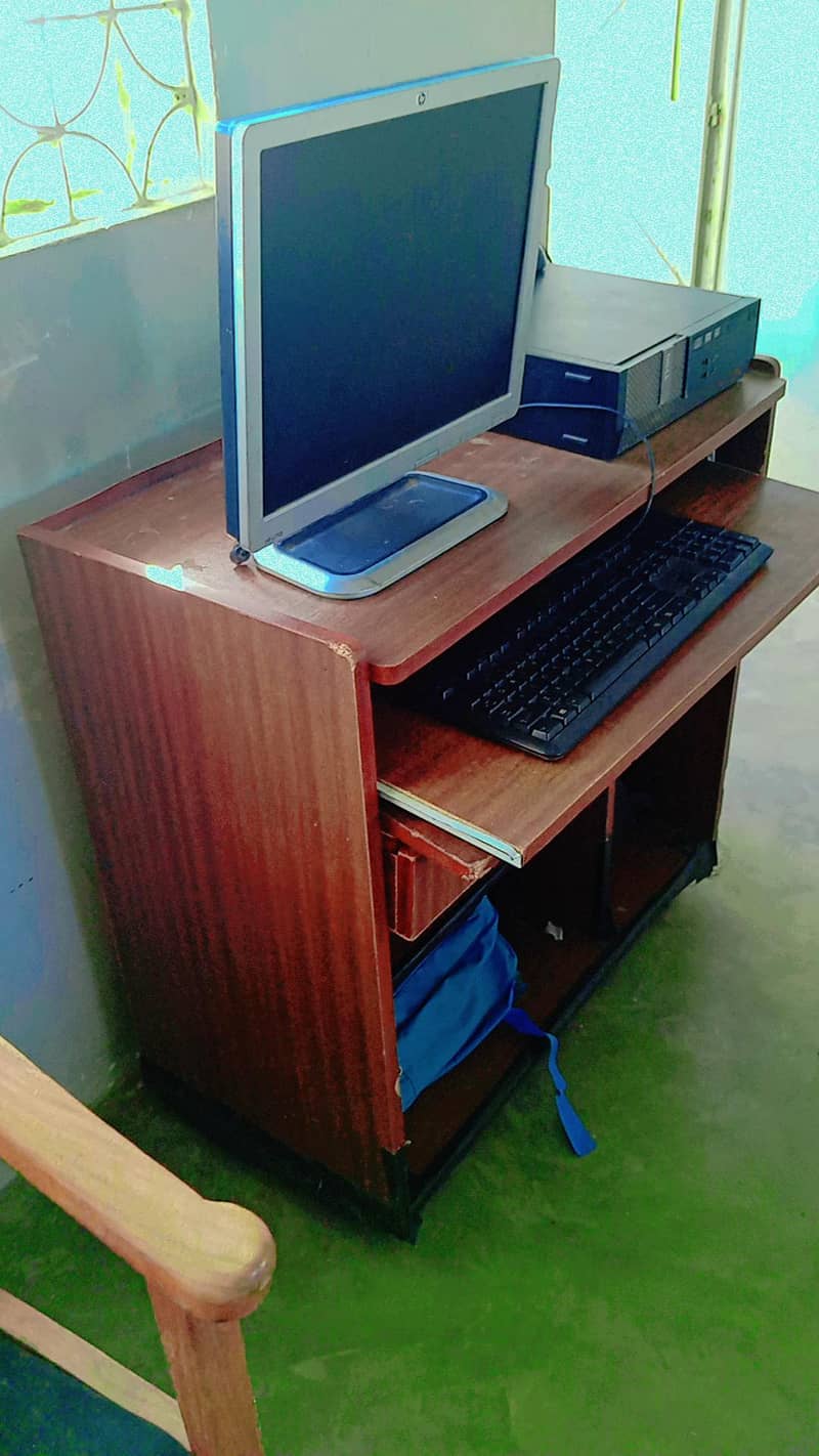computer table and chairs 0