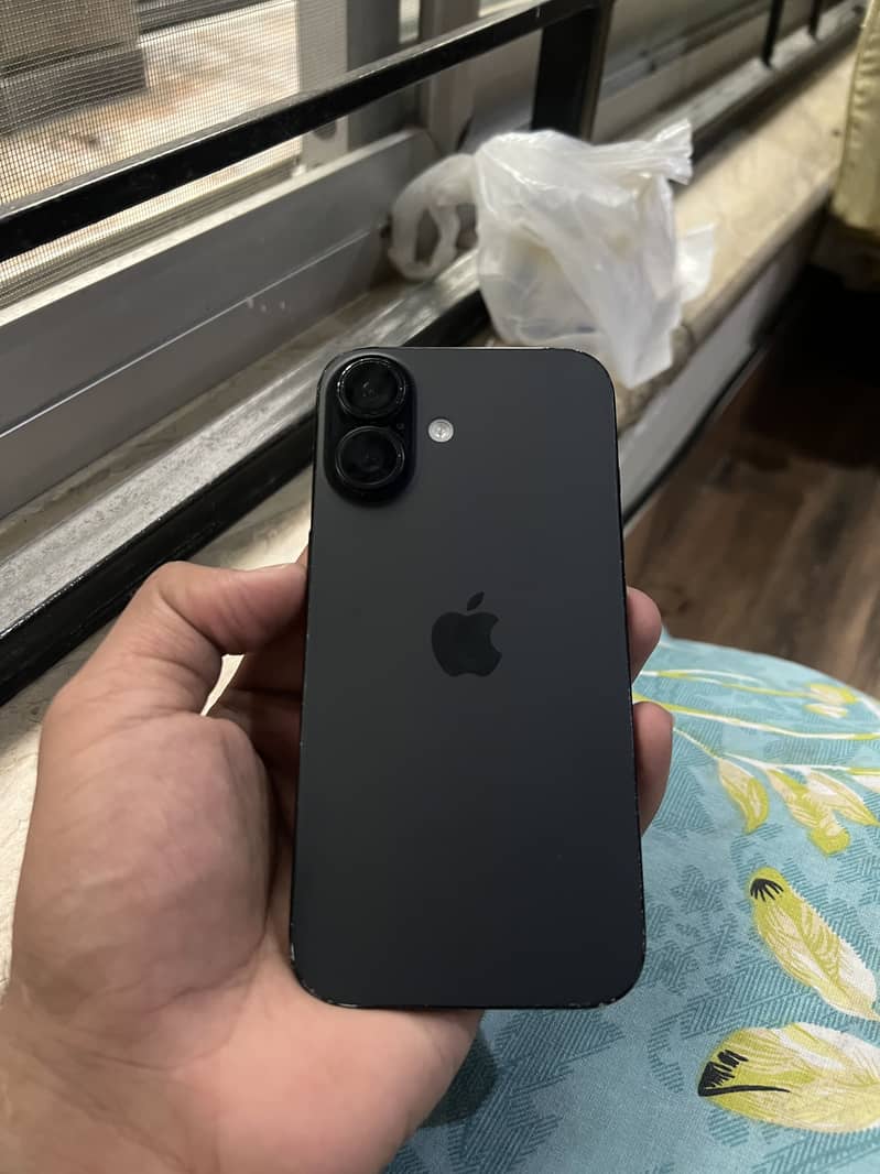 Apple iPhone 16 3
