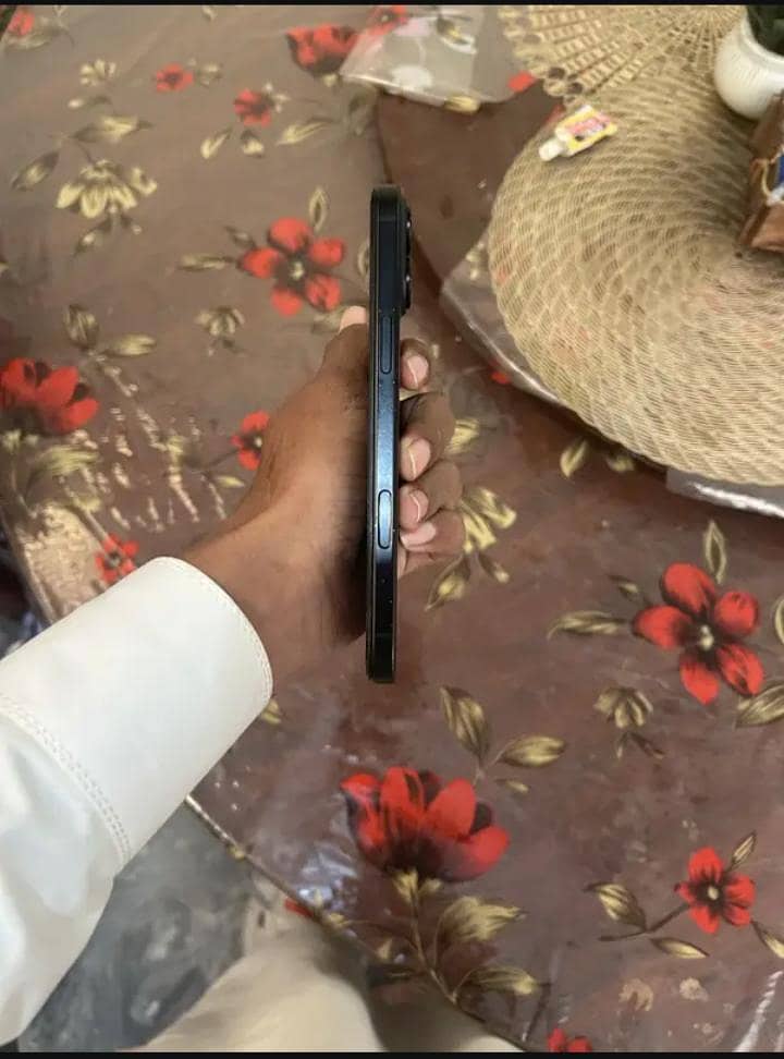 Apple iPhone 16 Plus 4