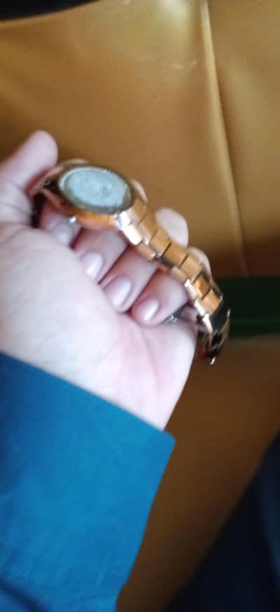 ye kitna tek honsi ha watch diamond company ki ha