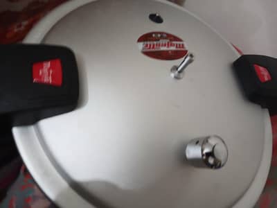 brand new majestic pressure cooker 9L with steamer