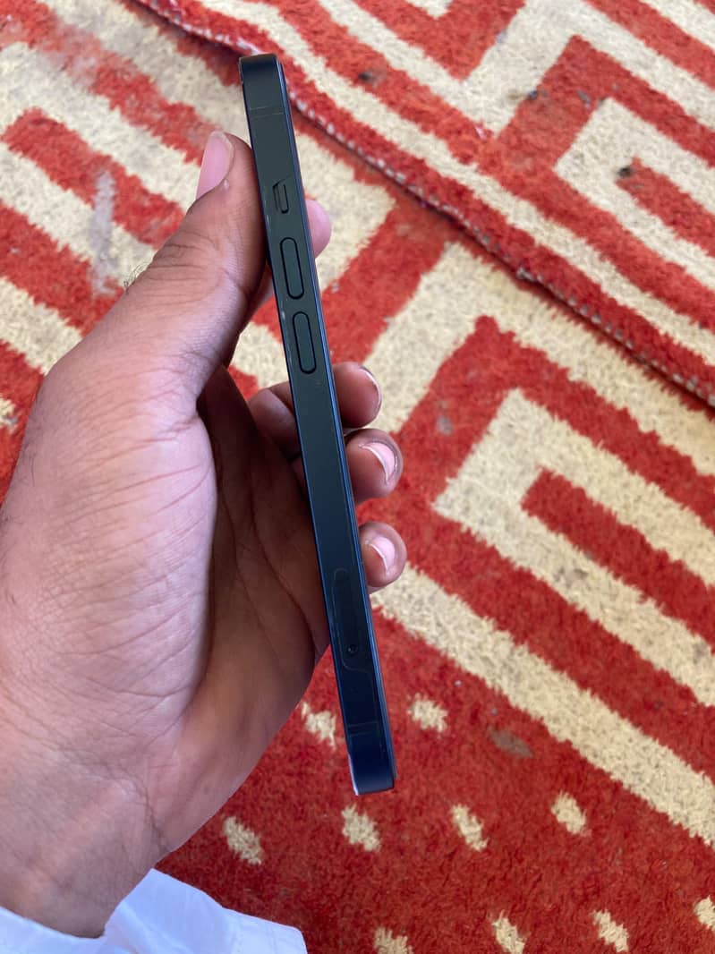 Apple iPhone 13 5