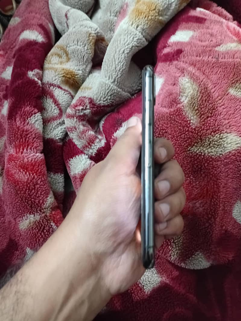 Apple iPhone X 4